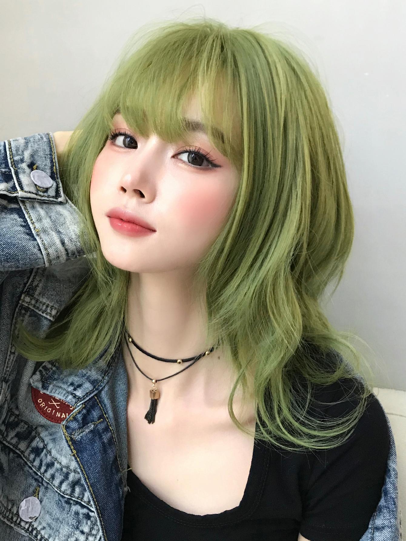 7JHHWIGS Medium Wavy Green Wigs For Women Shoulder Length Wavy Wig With Neat Bangs Synthetic Fluffy Natural Hair Wigs For Girls Cosplay Party 14 Inch