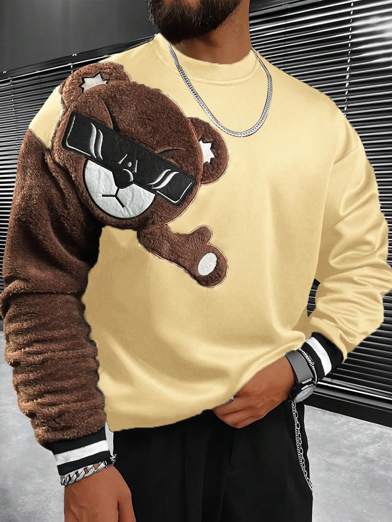 Loose-Fit Men's Sweatshirt With Embroidered Bear Pattern And Striped Trim