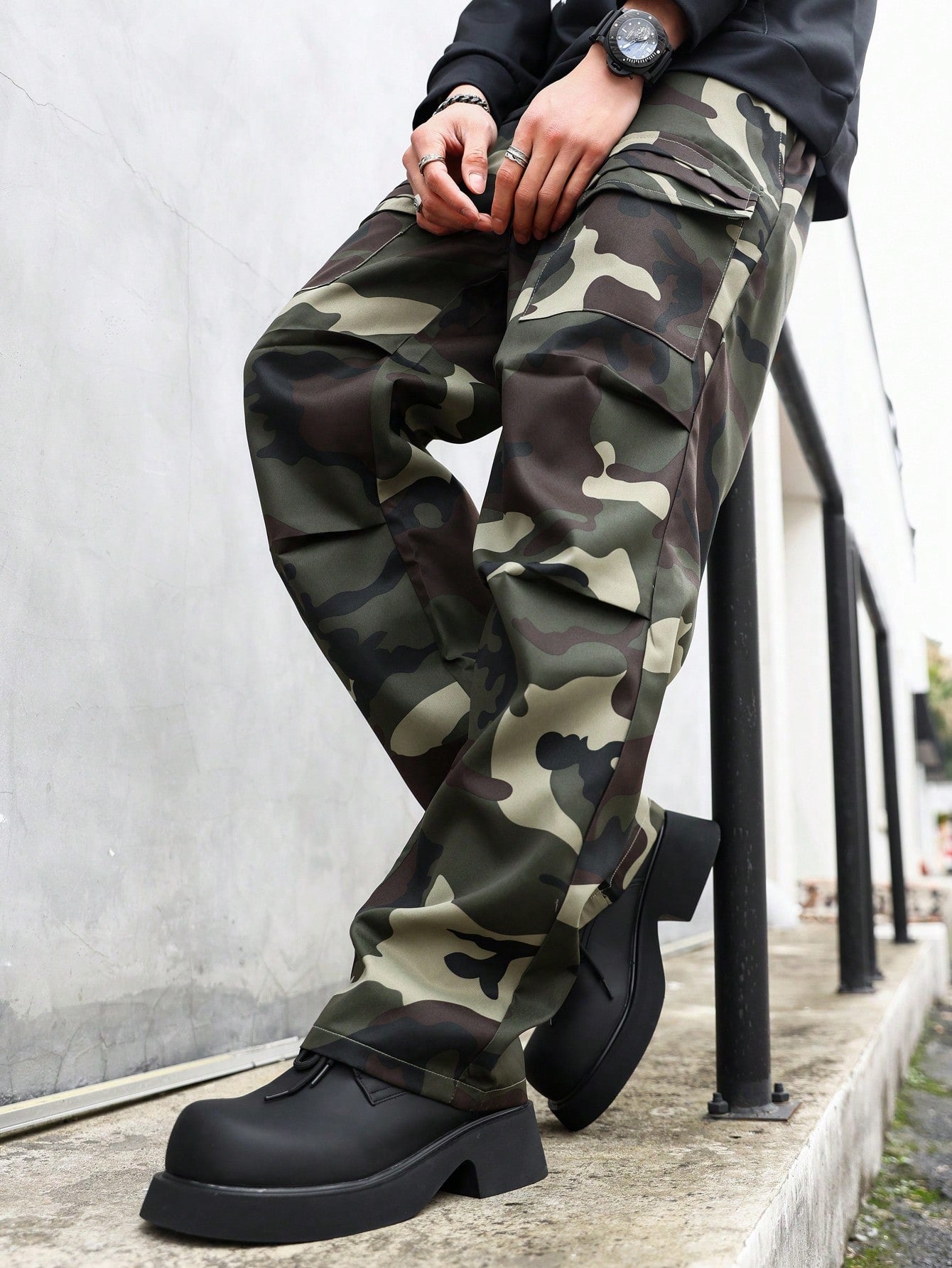 Loose Fit Men's Camouflage Print Cargo Pants With Flap Pockets