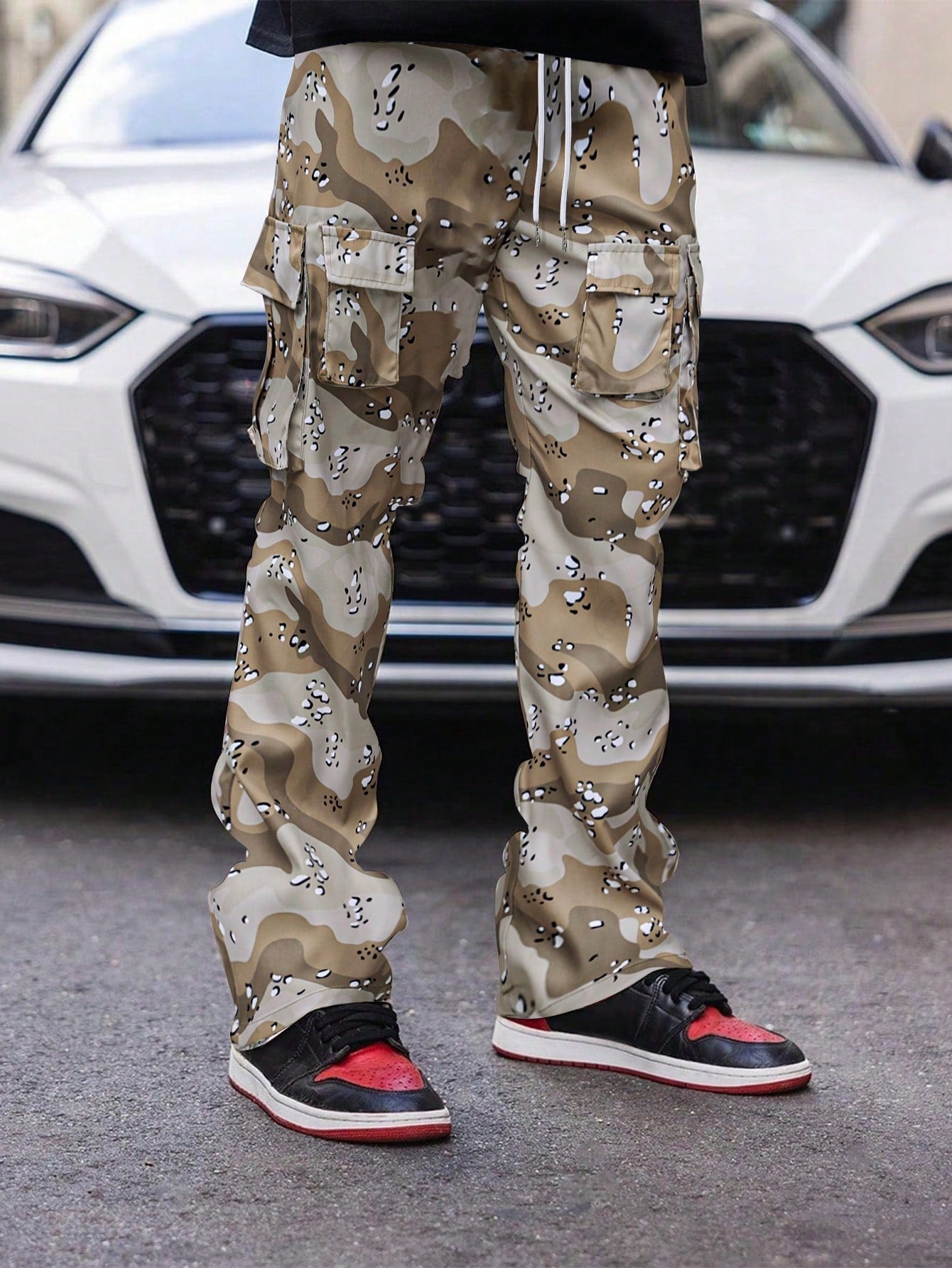 Loose Fit Men's Allover Printed Cargo Pants With Flap Pockets