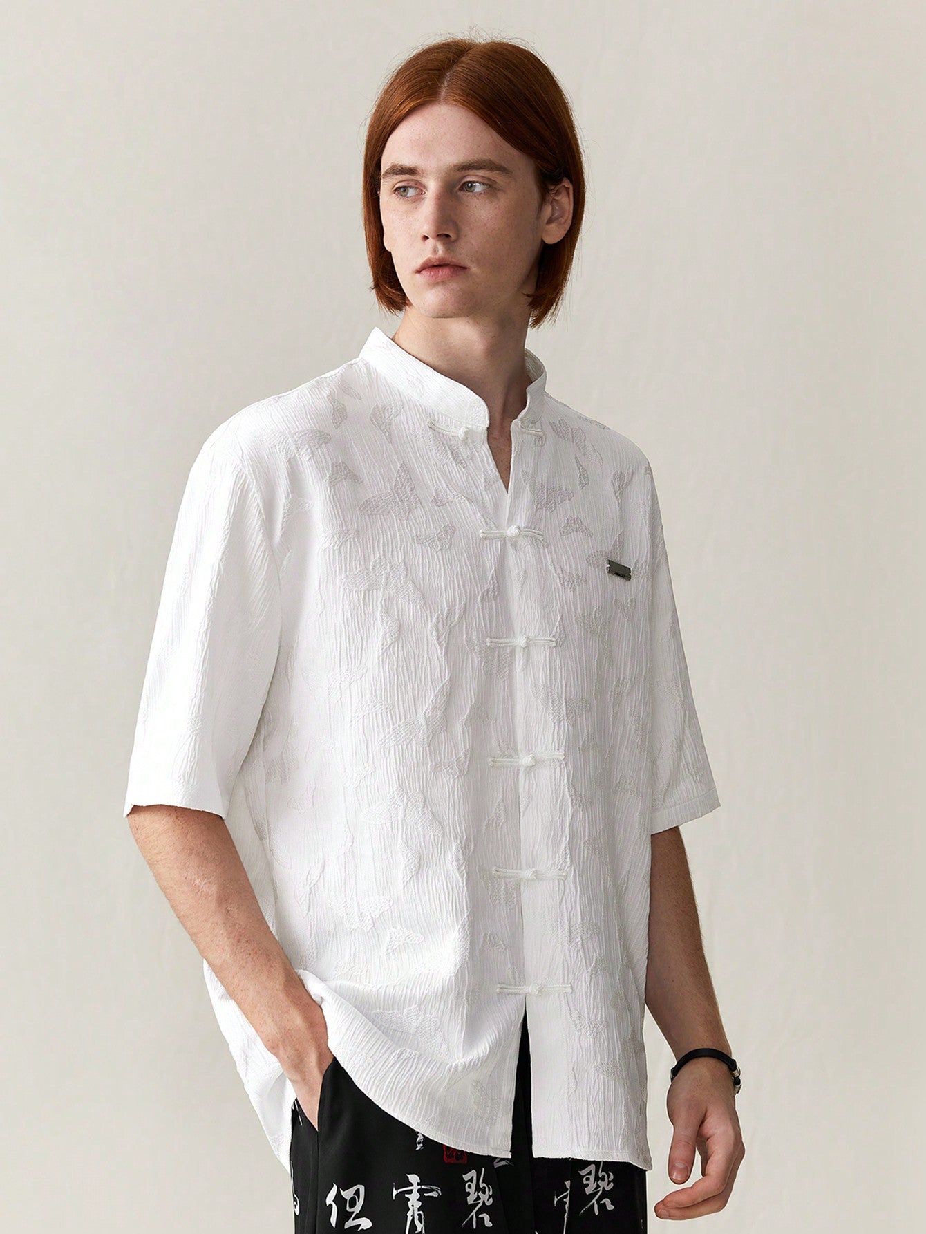 Men's Summer Casual Short-Sleeved Woven Shirt With Notched V-Neckline And Button Closure