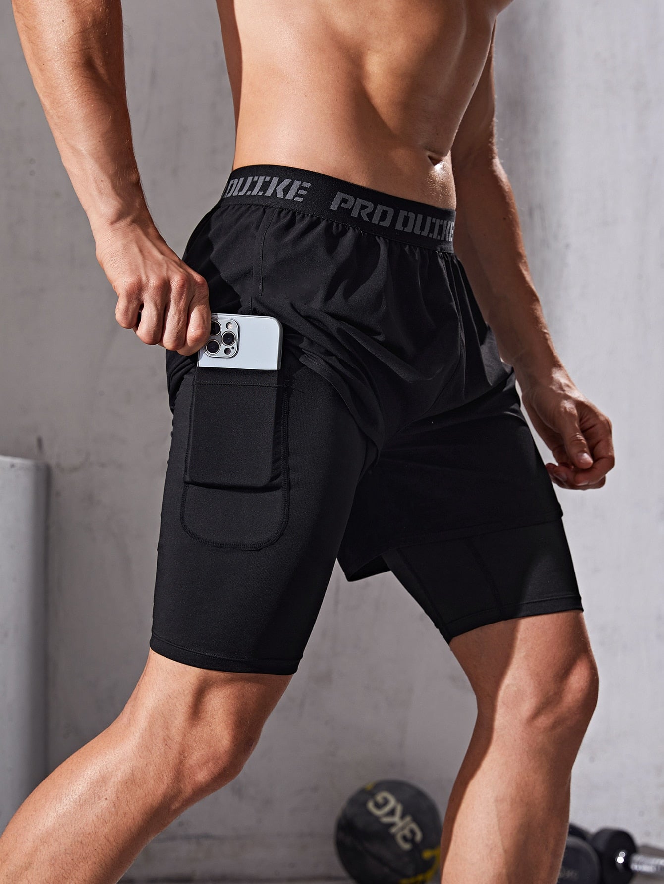 Men Letter Tape 2 In 1 Sports Stretchy Shorts & Phone Pocket