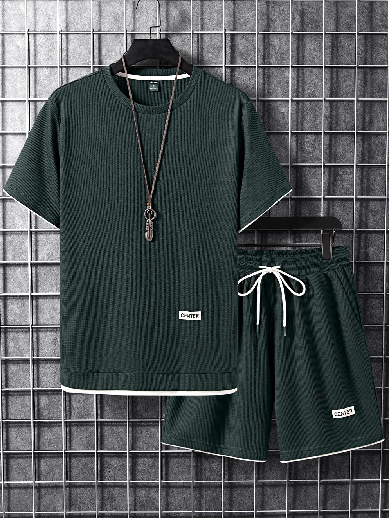 Men Letter Patched Detail Contrast Trim Tee & Drawstring Waist Shorts