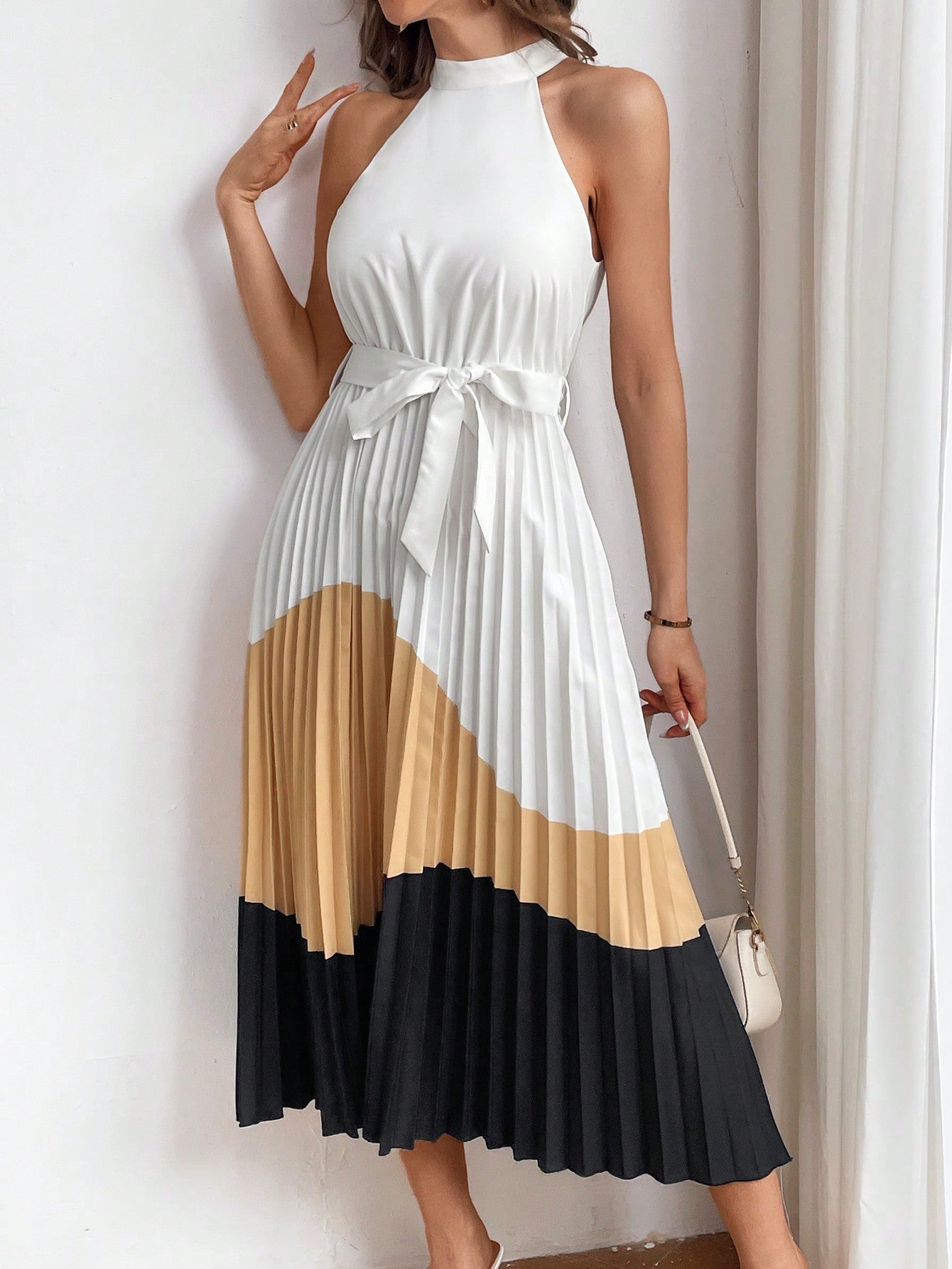 Women's Contrast Color Pleated Hem Halter Neck Dress